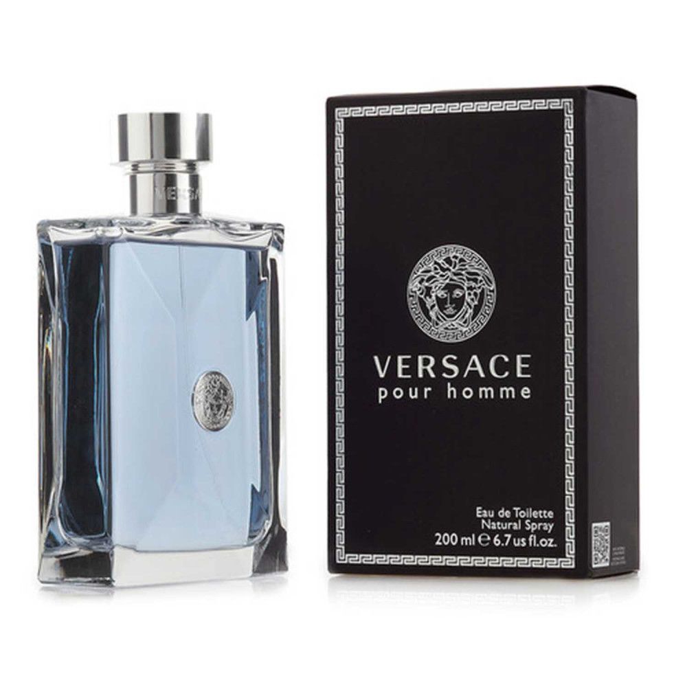 Flakon mit hellblauer Flüssigkeit und schwarzer Verpackung. Auf der Verpackung steht "VERSACE pour homme".