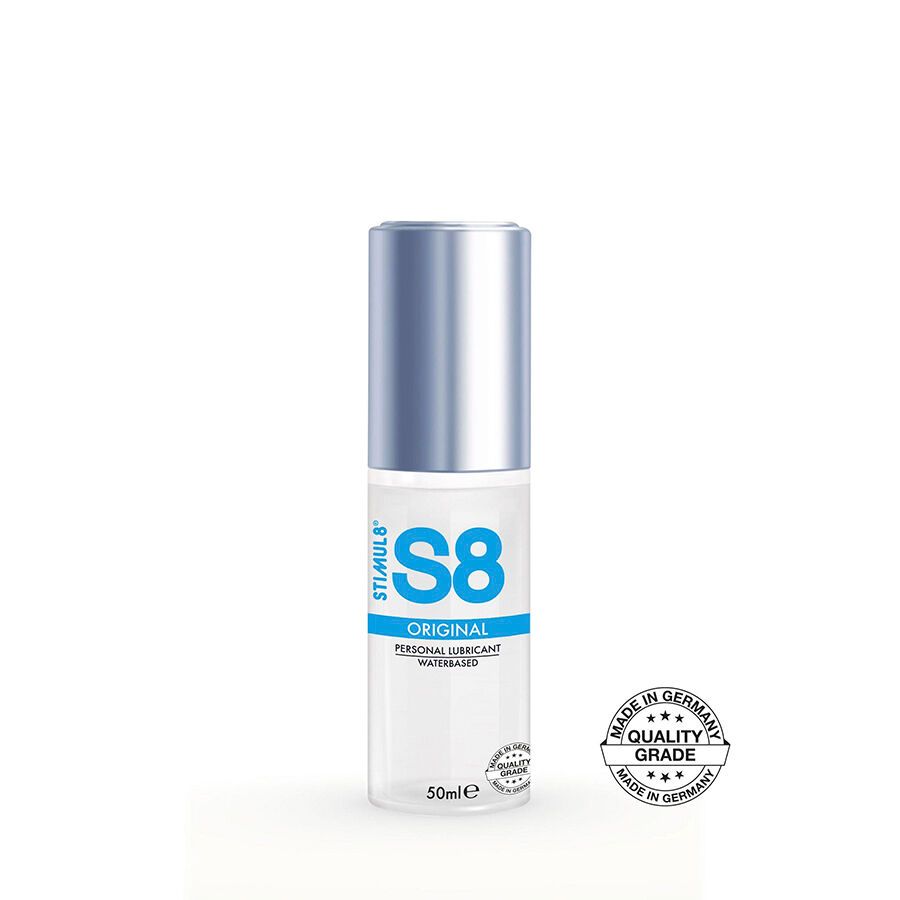 Klarer Behälter mit blauem Etikett und silbernem Deckel. Text: Stimul8, S8, Original, Gleitmittel auf Wasserbasis. 50ml.