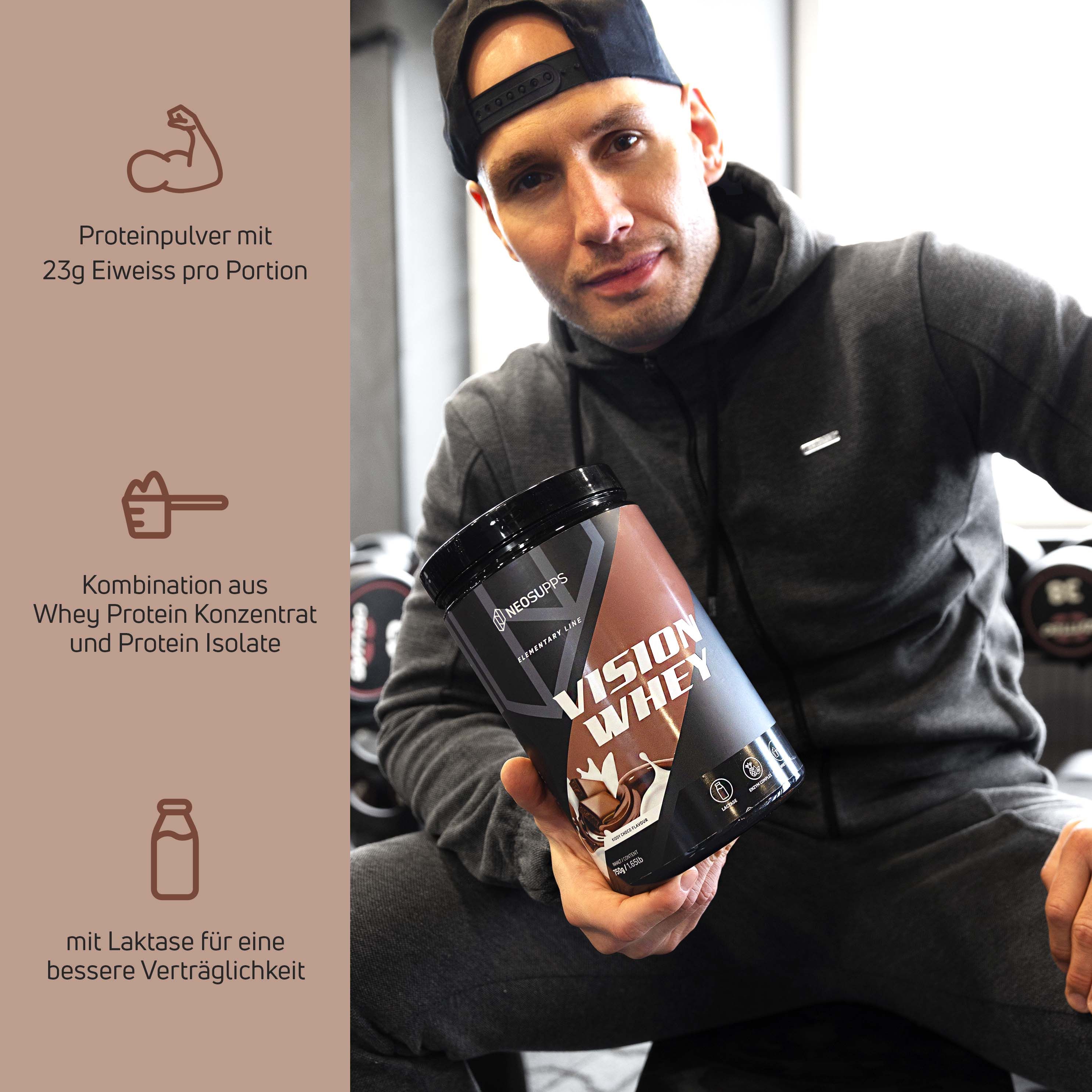 Mann hält Dose Vision Whey. Aufschrift: Vision Whey, Kiddy Choco. Braune Dose mit schwarzem Deckel. Text: 23g Eiweiß pro Portion.