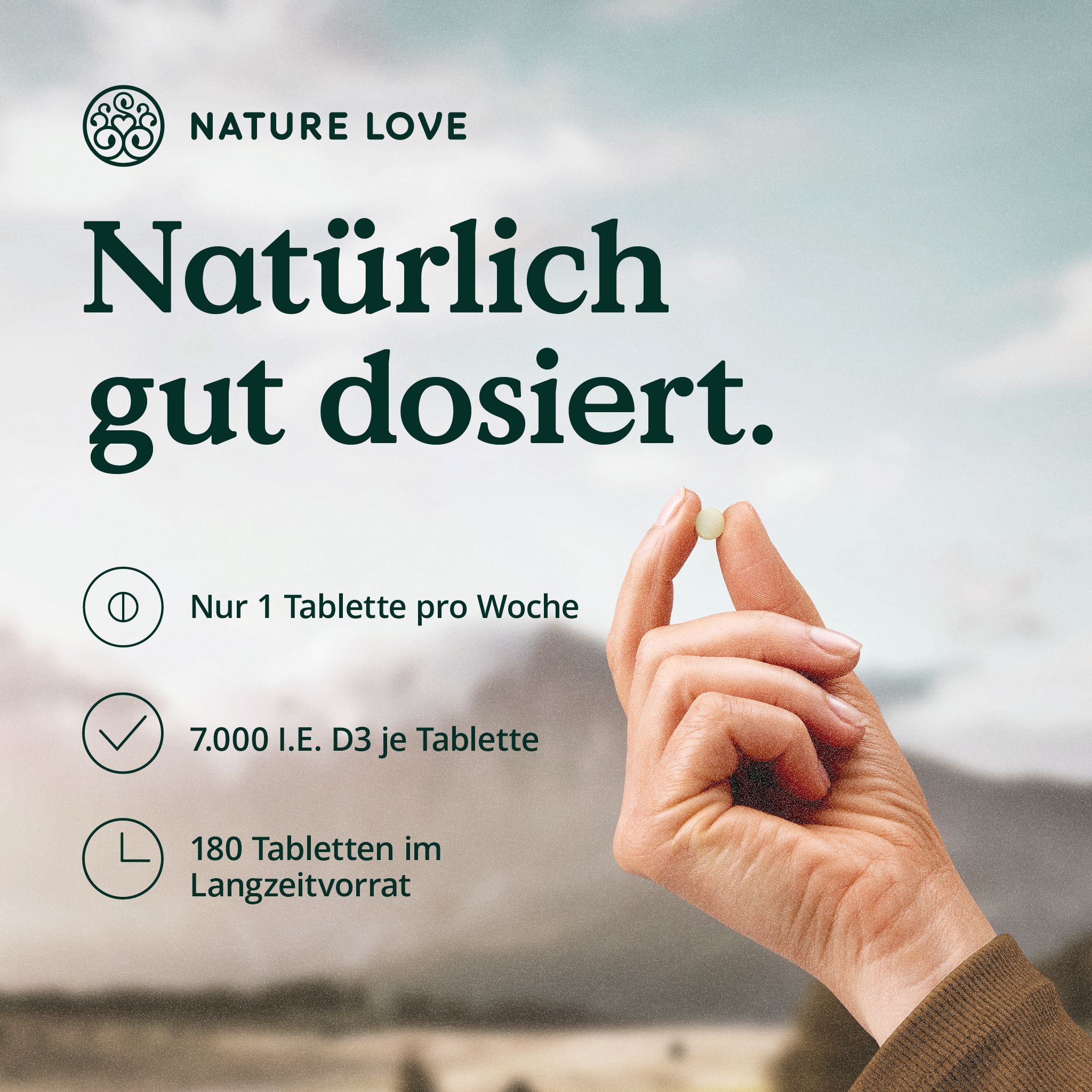 Hand hält Tablette. Text: 1 Tablette pro Woche, 7.000 I.E. D3 je Tablette, 180 Tabletten im Langzeitvorrat. Aufschrift: NATURE LOVE.