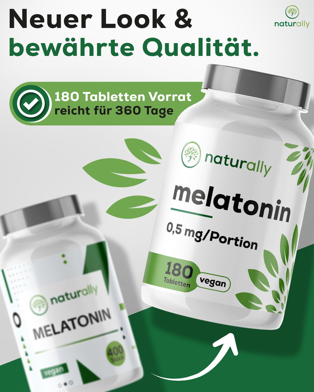 Zwei Pillenfläschchen mit grünem Etikett. Text: naturally Melatonin, 0,5 mg/Portion, 180 Tabletten, vegan. Pfeil.