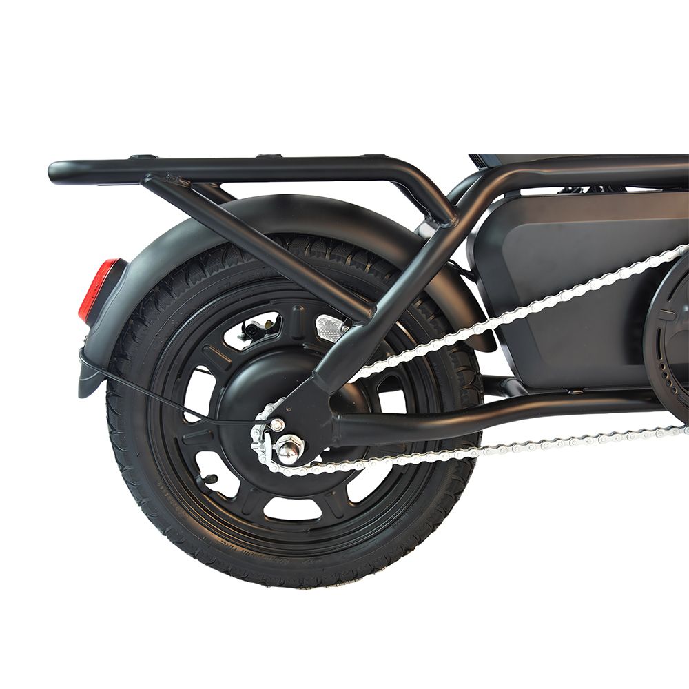 Hinterrad eines schwarzen Elektrofahrrads mit Gepäckträger und Schutzblech. Nahaufnahme, auf weißem Hintergrund.