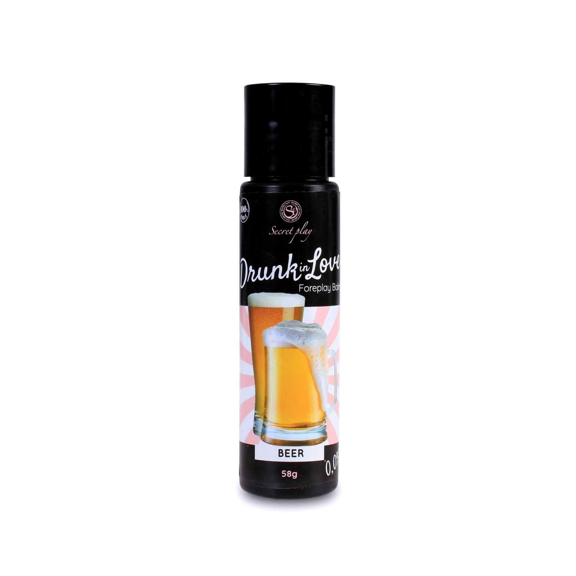 Schwarze Flasche mit Aufschrift "Drunk in Love Foreplay Balm". Abbildung eines Bierkrugs. Aufschrift "BEER".