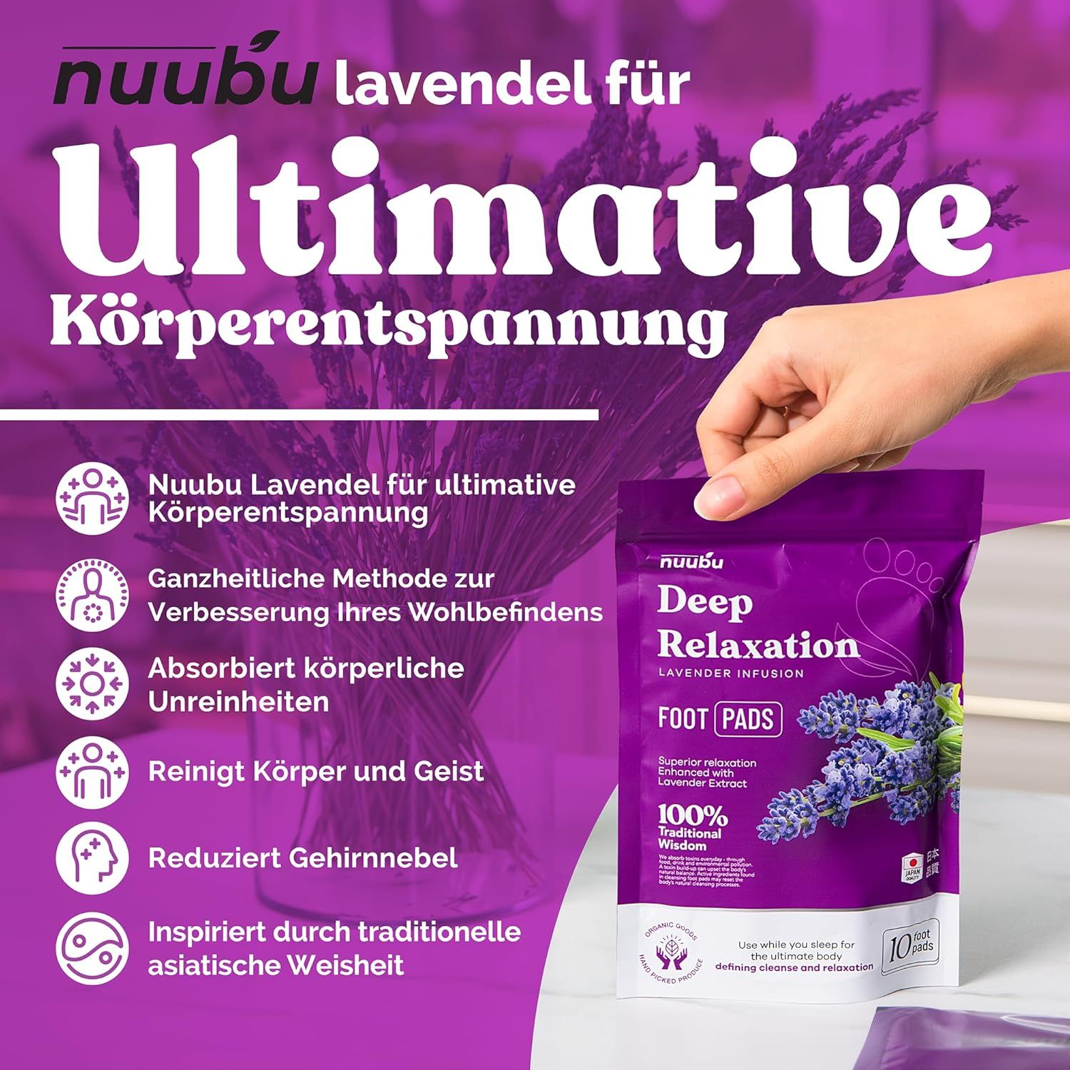 Hand hält eine Packung Fußpflaster. Aufschrift: Deep Relaxation, Lavendel. Text: Absorbiert Unreinheiten, reinigt Körper und Geist.