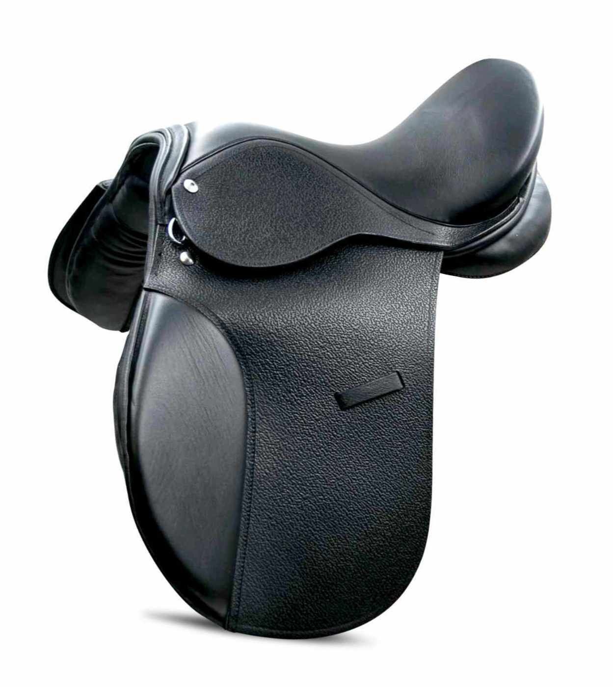 Schwarzer Sattel aus Leder. Detailansicht von oben. Sattel mit Sitz, Knielage und Steigbügelaufhängung.