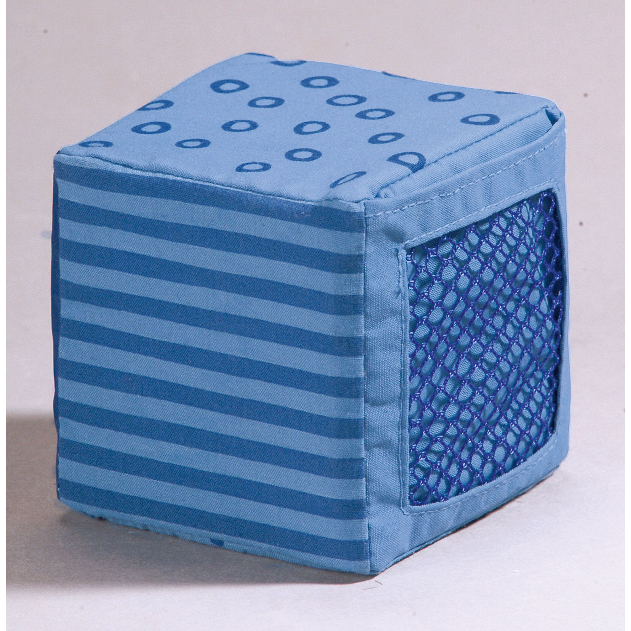 Blauer Stoffwürfel mit Streifen und Kreisen. Eine Seite mit Netz. Hellblaues Design.