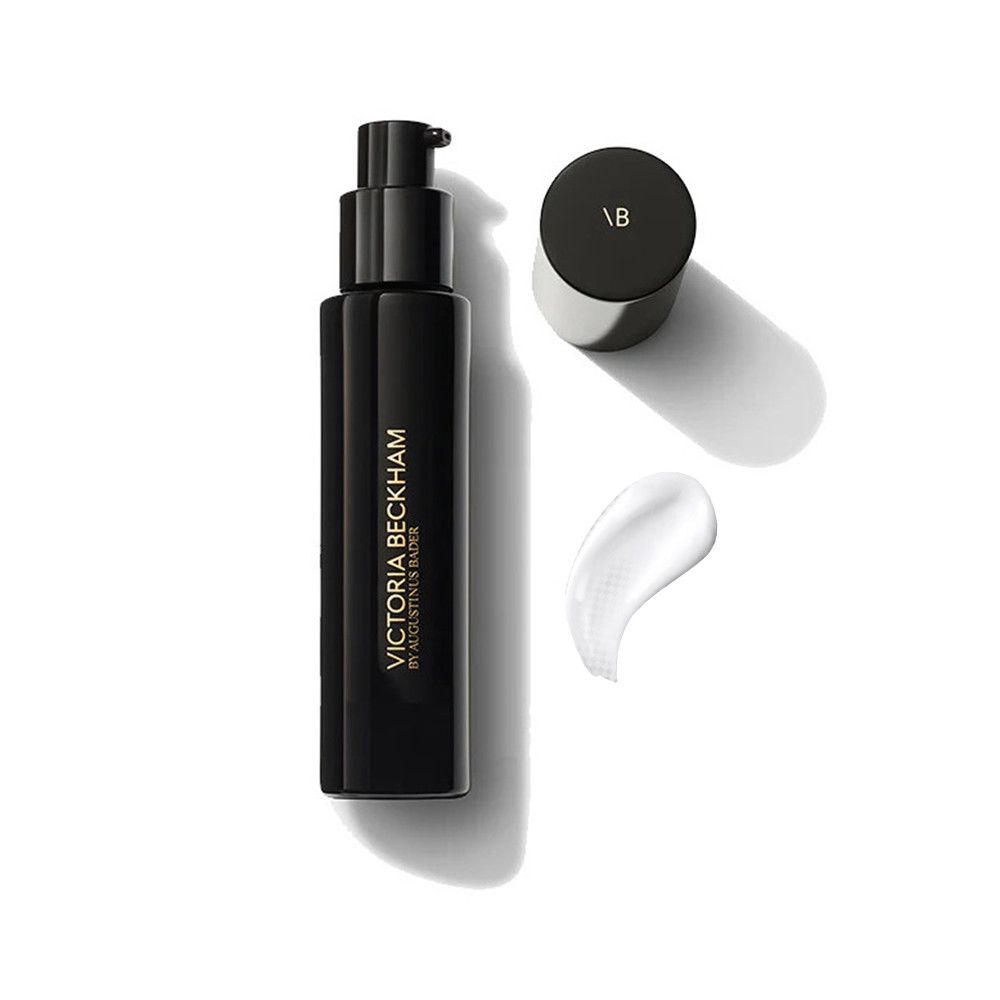 Schwarze Flasche mit Pumpe, Deckel und Creme-Probe. Aufschrift: VICTORIA BECKHAM BY AUGUSTINUS BADER.