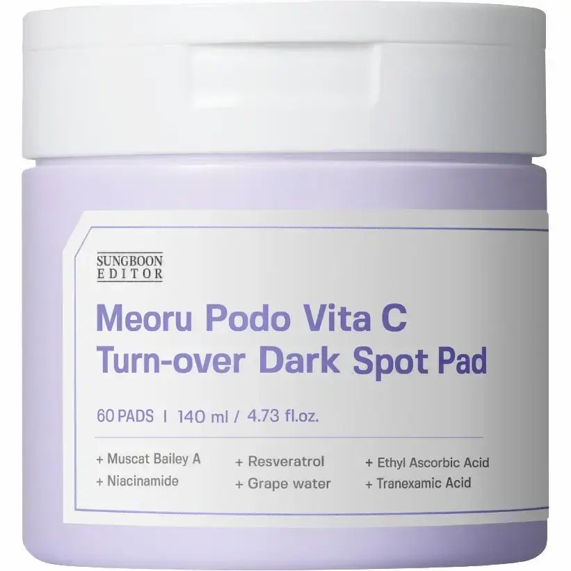 Weißes, rundes Produktglas mit lila Deckel. Aufschrift: Meoru Podo Vita C Turn-over Dark Spot Pad. 60 Pads, 140 ml.