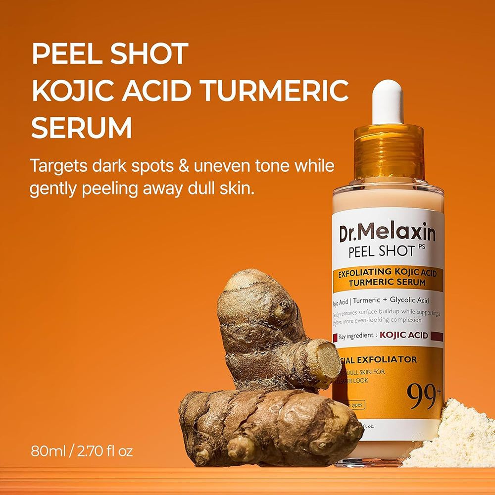 Serumflasche, Ingwerwurzeln und Pulver auf orangefarbenem Hintergrund. Text: Peel Shot Kojic Acid Turmeric Serum.