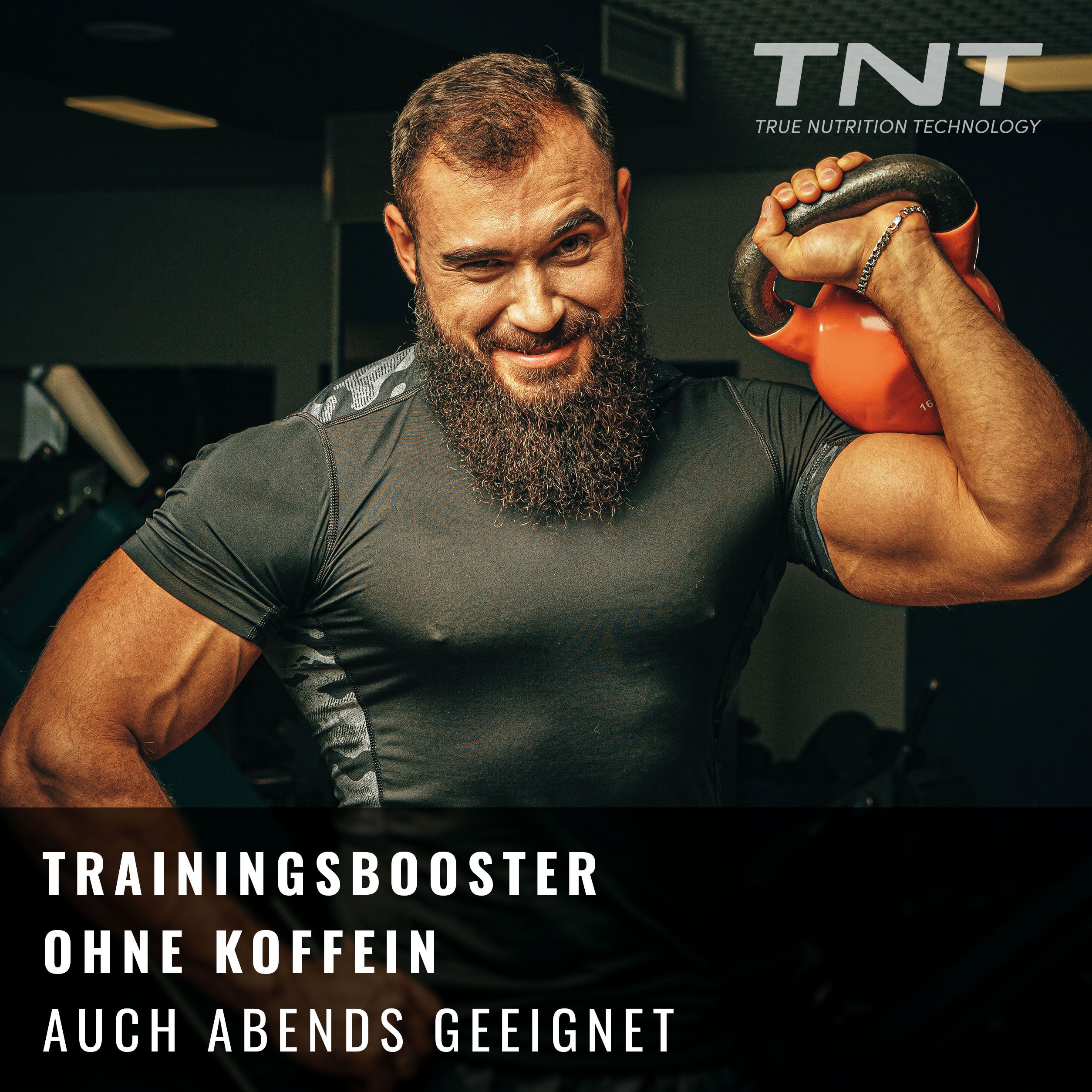Mann mit Bart hält Kettlebell. Text: Trainingsbooster ohne Koffein, auch abends geeignet.
