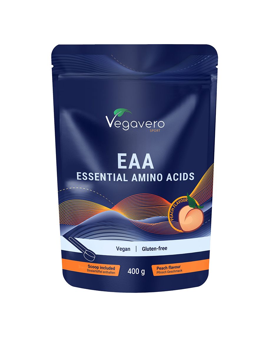 Dunkelblaue Beutel mit Produktinformationen. Aufschrift: EAA Essential Amino Acids, Pfirsich-Aroma. Vegan, glutenfrei. Inkl. Messlöffel.