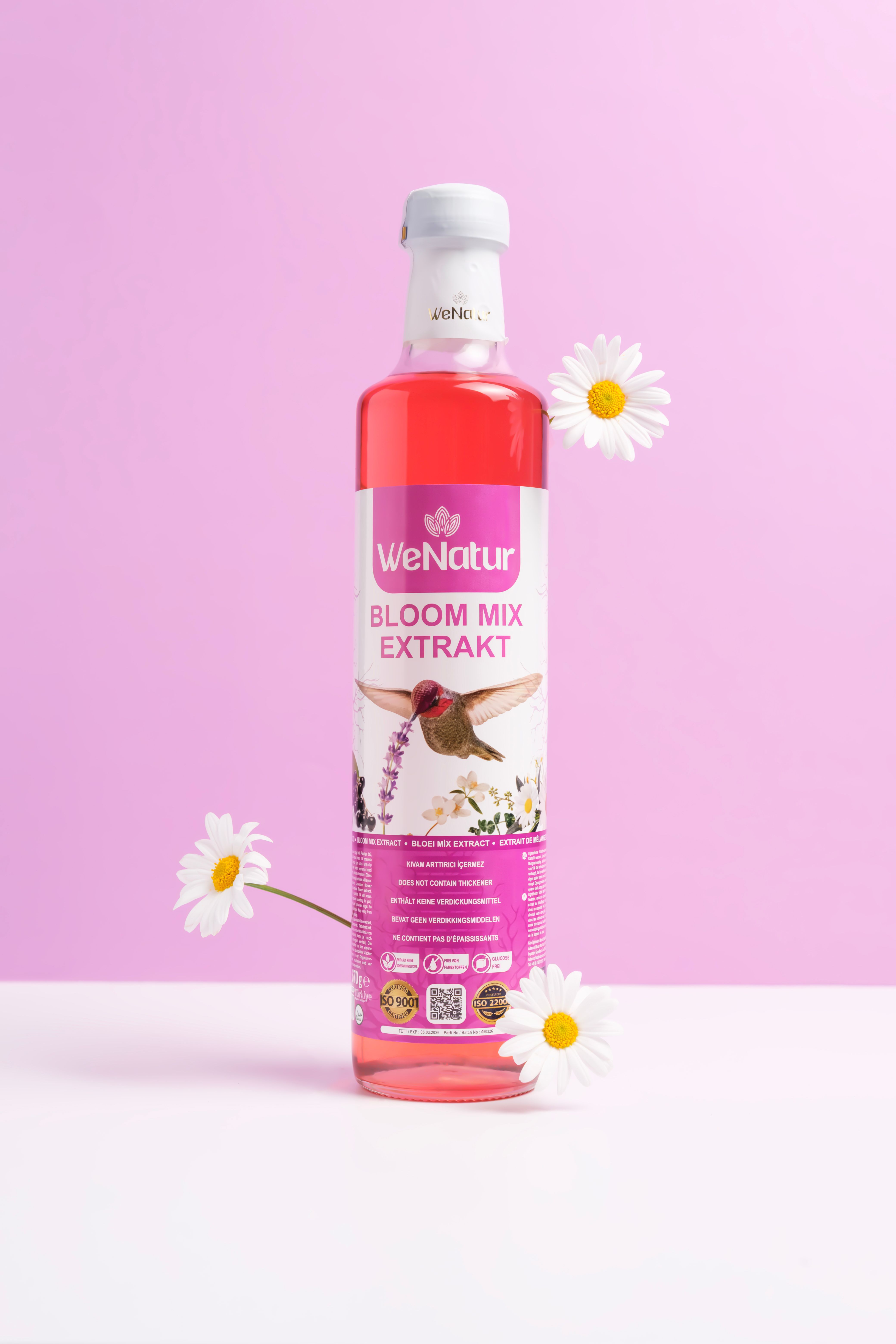 WeNatur Bloom Mix Extrakt Flasche mit Blumen und Lavendel.