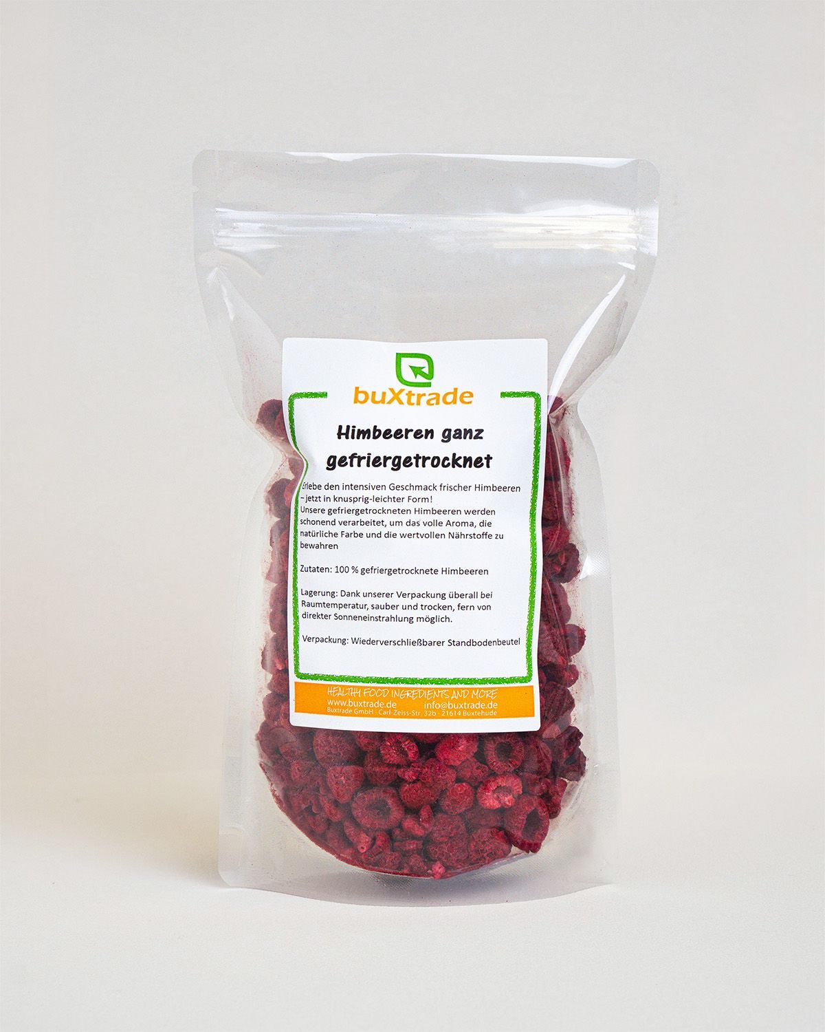 Transparente Verpackung mit gefriergetrockneten Himbeeren. Auf der Verpackung befindet sich ein Etikett mit Text.