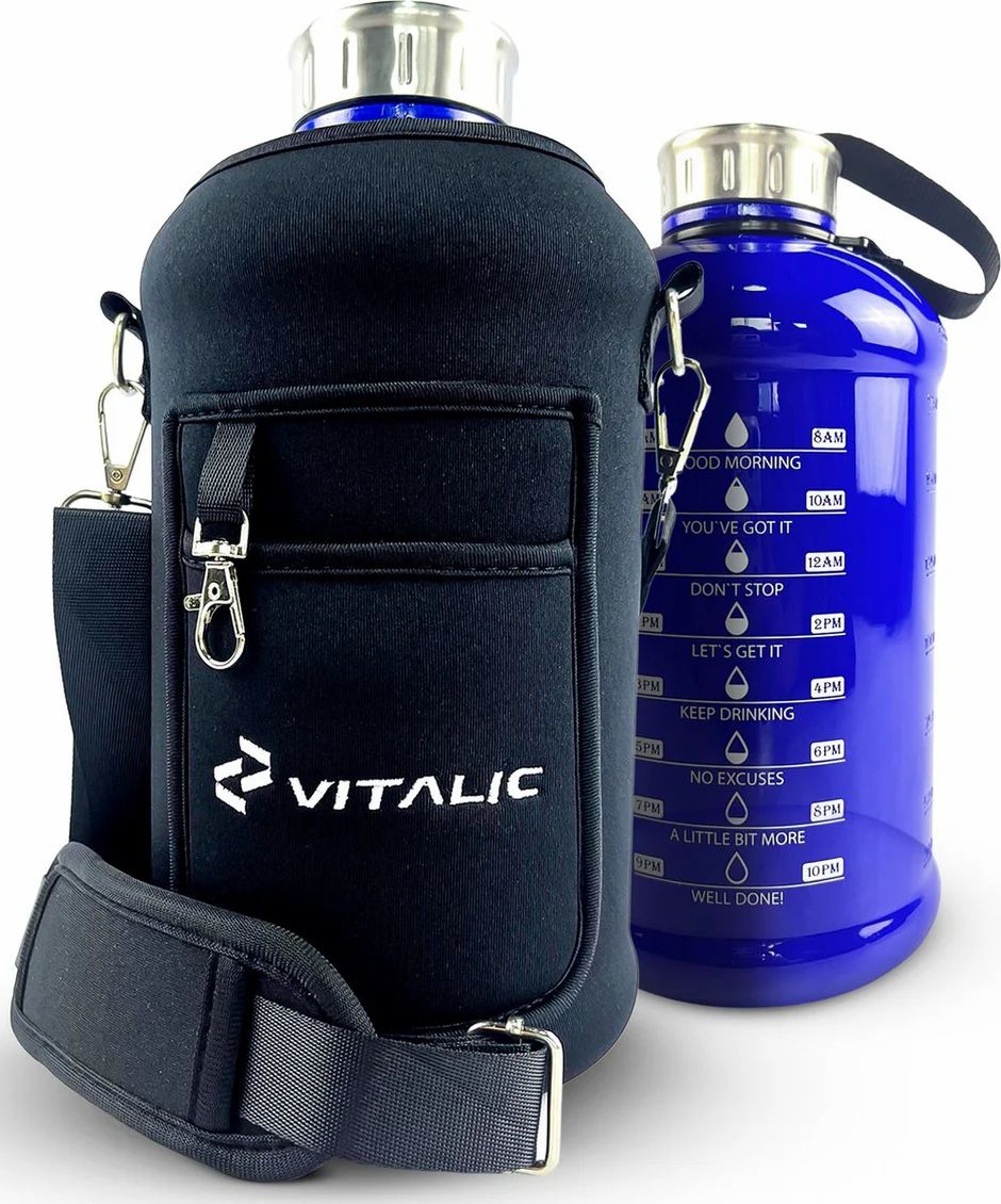 Blaue Sportflasche und schwarze Isolierhülle mit Schultergurt. Logo: VITALIC. Hülle mit Reißverschlusstasche. Flasche mit Zeitmarkierungen.