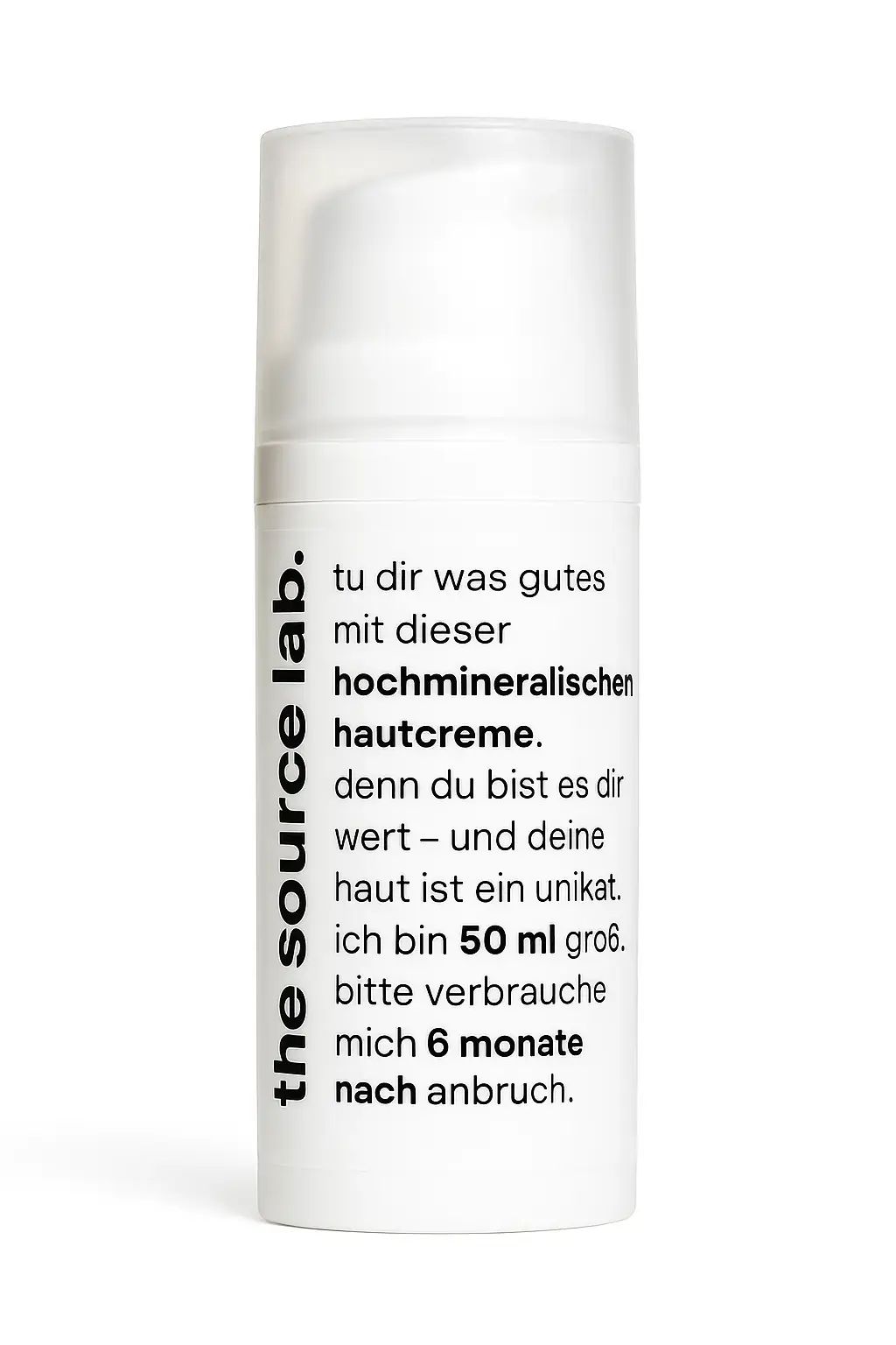 Weiße Flasche mit Pumpkopf. Text: hochmineralische hautcreme. 50 ml. Nach Anbruch 6 Monate haltbar. Marke: the source lab.