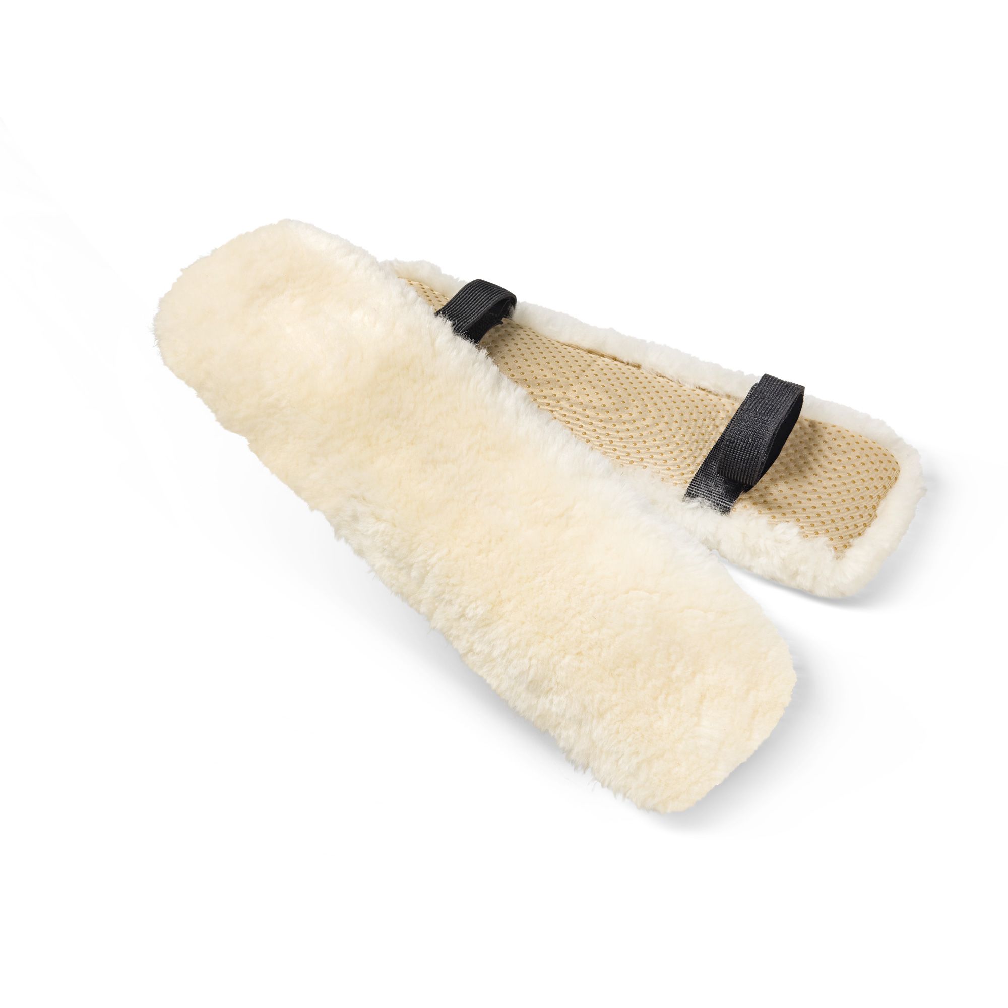 Zwei cremefarbene Lammfell-Armlehnenschoner mit schwarzen Befestigungsbändern. Die Unterseite ist beige und strukturiert.