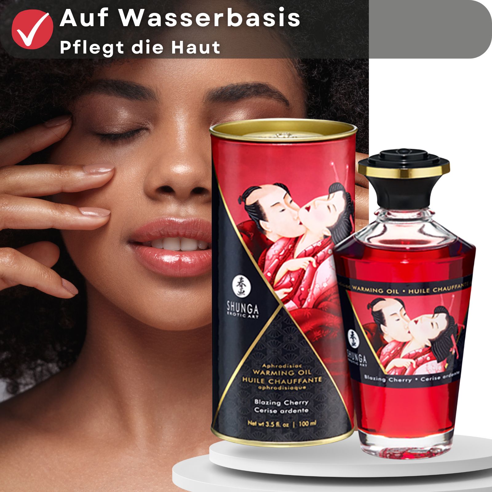 Frau berührt Gesicht. Massageöl-Flasche mit Verpackung. Aufschrift: Auf Wasserbasis, Pflegt die Haut, Shunga, Warming Oil, Blazing Cherry. Abbildung: küssendes Paar.