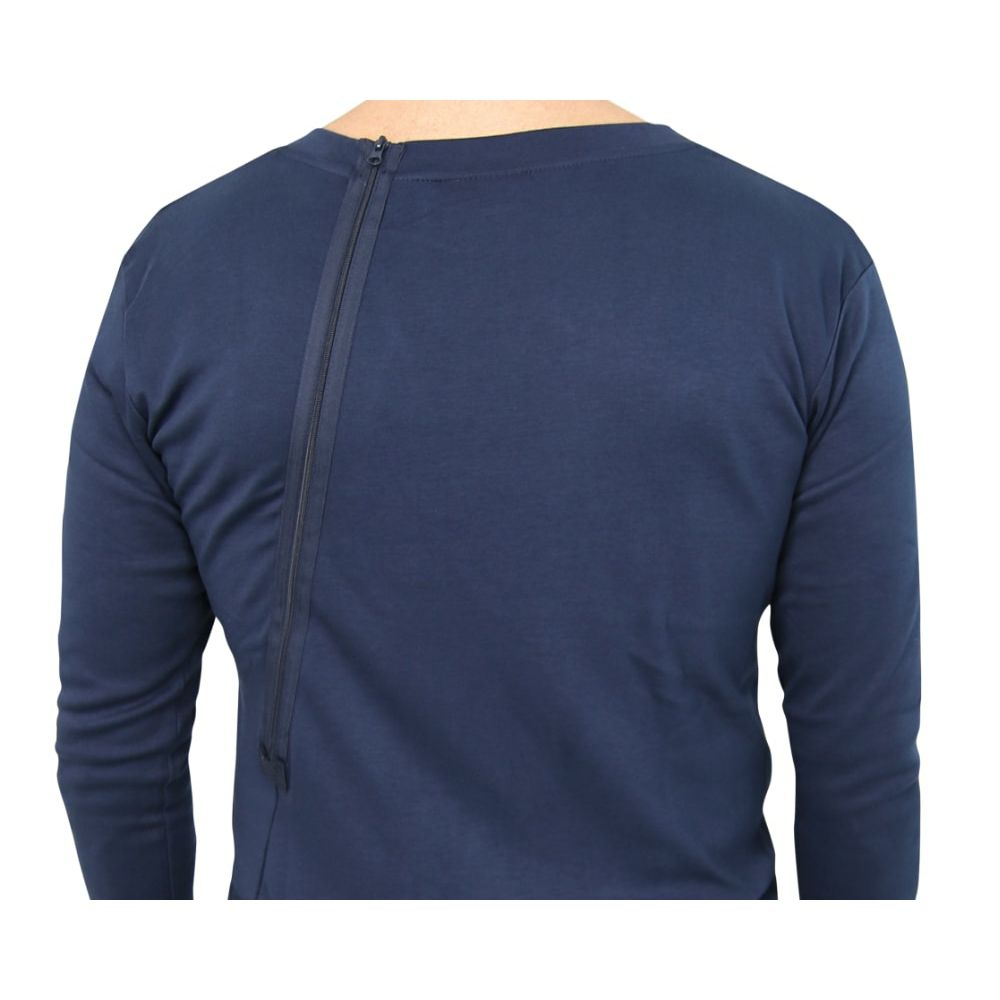 Rückansicht eines blauen Pflegeoveralls. Ein Reißverschluss verläuft vom Nacken bis zum unteren Rücken.