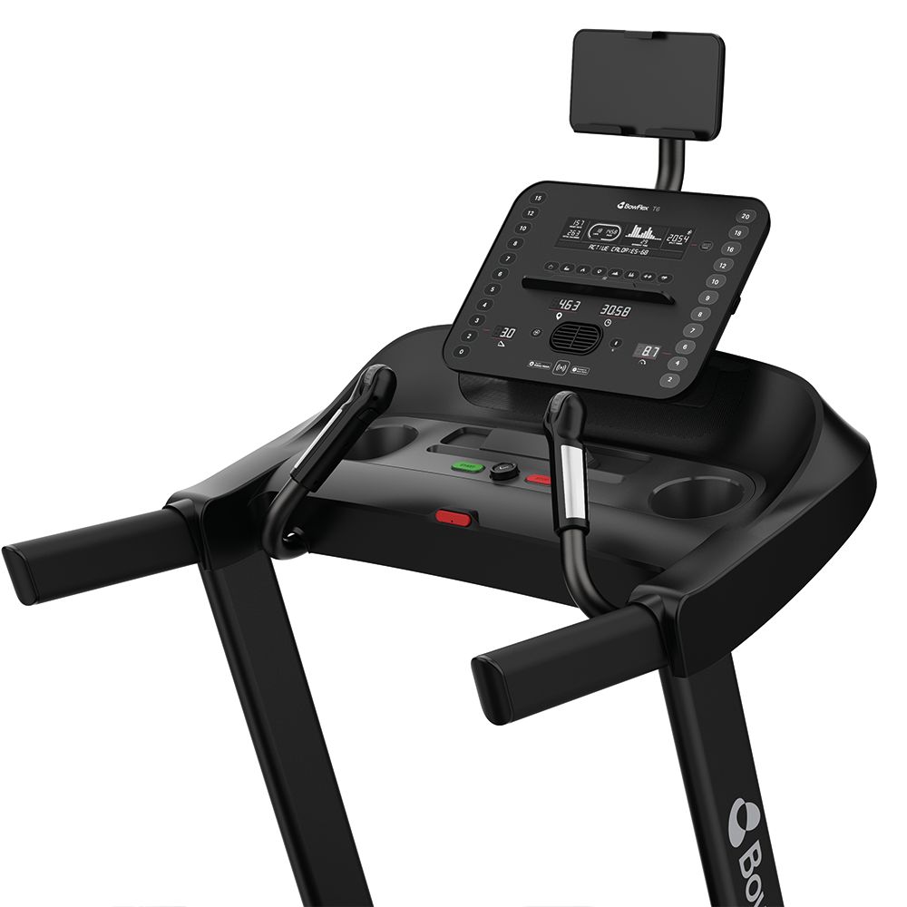 Nahaufnahme der Konsole eines schwarzen Laufbands. Display, Bedienelemente und Getränkehalter.