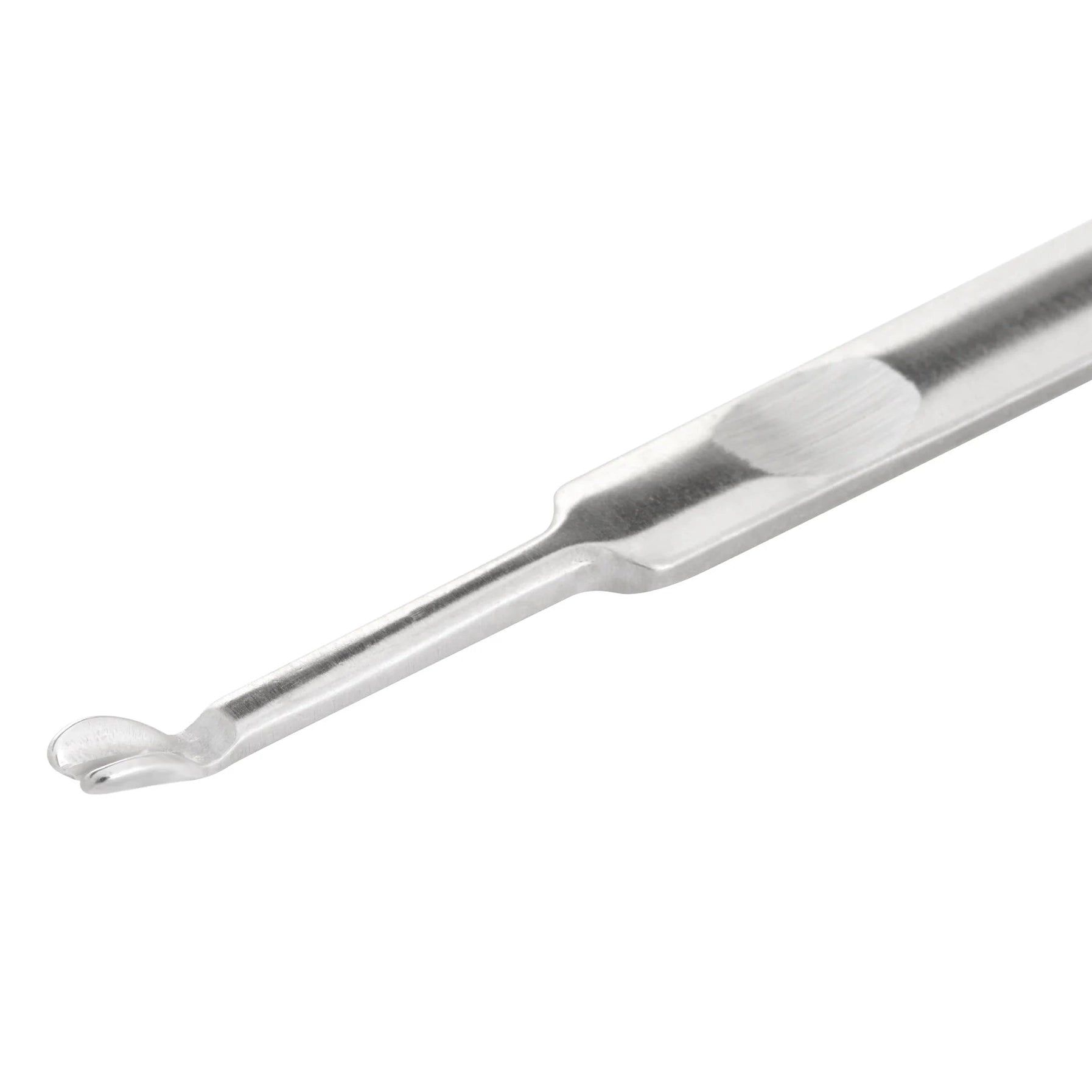 Silberfarbenes Maniküre-Werkzeug mit abgerundeter Spitze. Nahaufnahme, isoliert auf weißem Hintergrund.