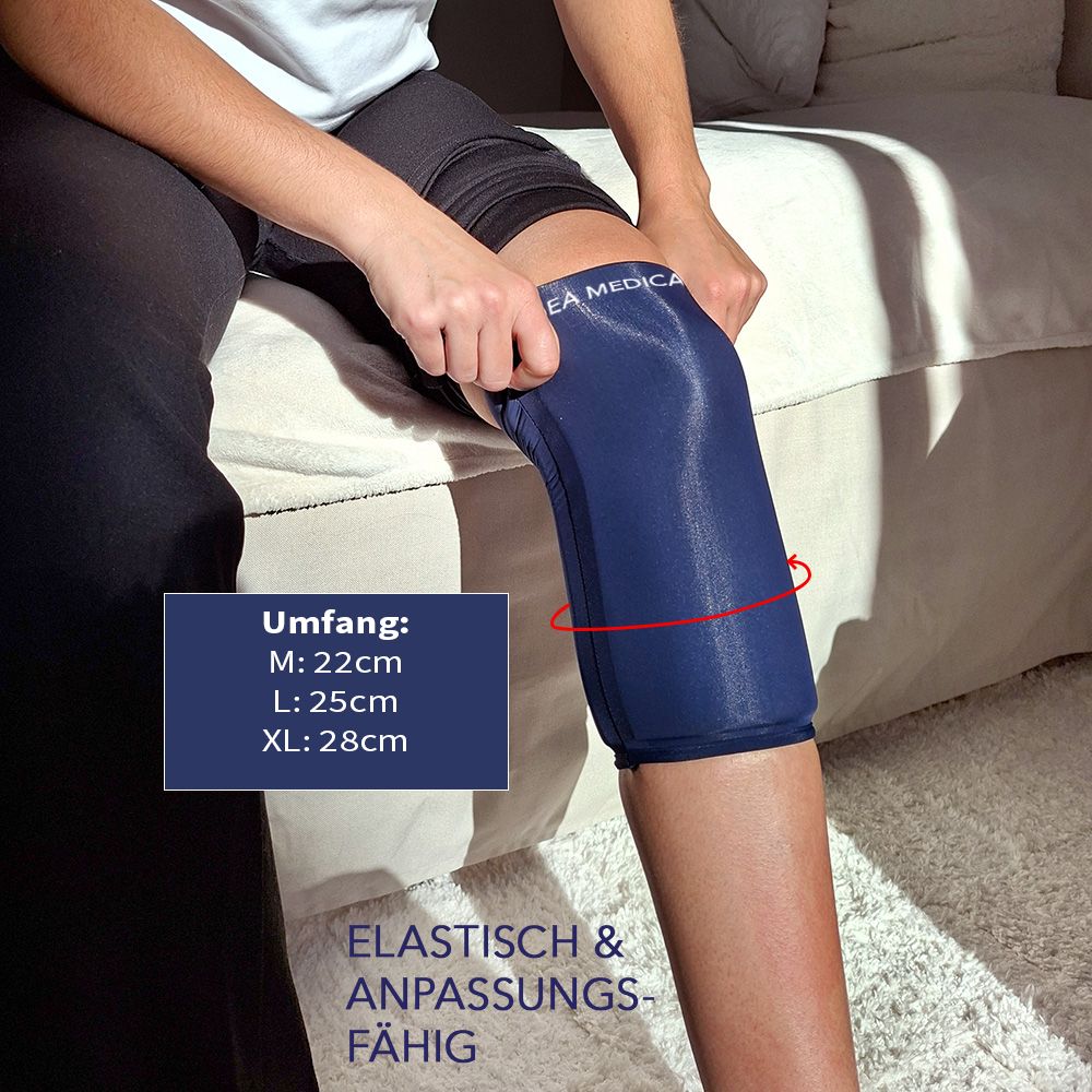 Dunkelblaue Kühlmanschette am Knie. Textfeld zeigt Umfang: M: 22cm, L: 25cm, XL: 28cm. "Elastisch & Anpassungsfähig".