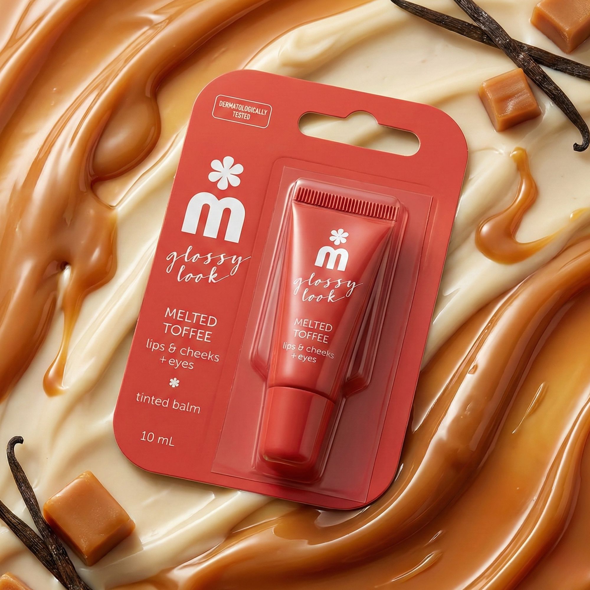 Produktverpackung mit roter Tube, "glossy look", "Melted Toffee", umgeben von Karamell und Vanille.