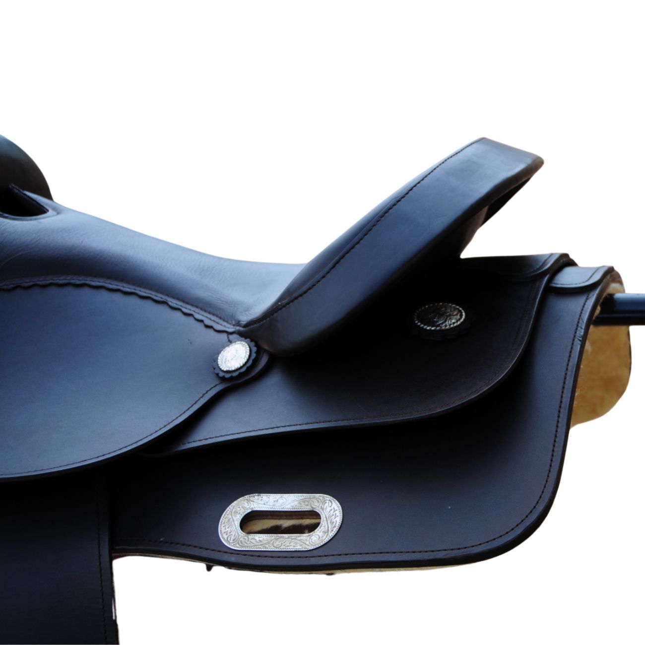 Nahaufnahme eines schwarzen Westernsattels. Detailansicht der Sitzfläche und silbernen Verzierungen.