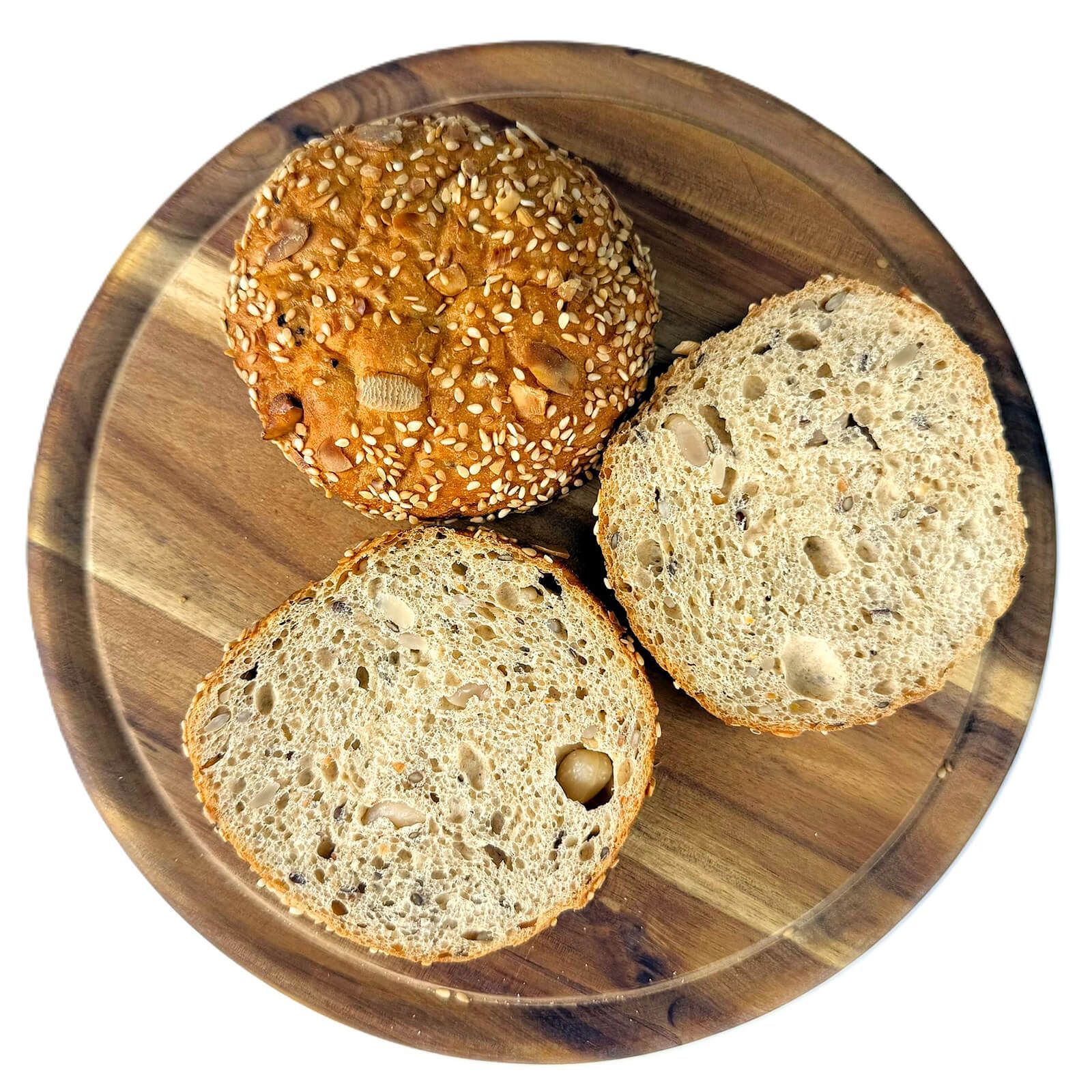 Locawo Erdmännchen: Ein ganzes und zwei halbe Brötchen auf einem Holzbrett, bestreut mit Sesam und Körnern.