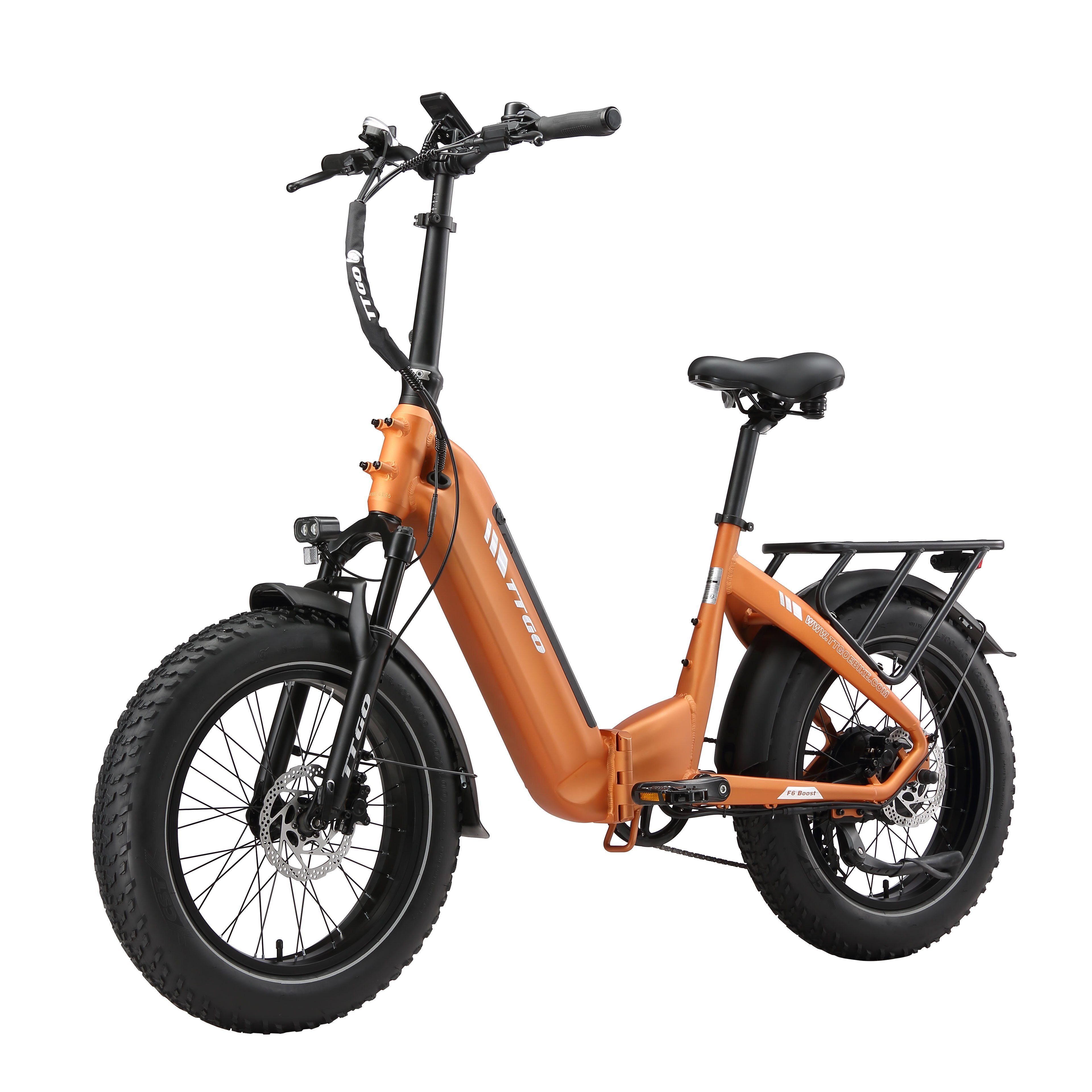 Orangefarbenes Klapp-E-Bike mit schwarzen Reifen und Gepäckträger. Marke TTGO sichtbar.