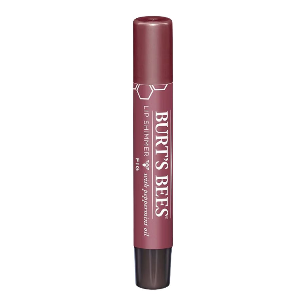 Lippenstift in Fig-Farbe. Aufschrift: BURT'S BEES LIP SHIMMER mit Pfefferminzöl. Zylinderförmige Verpackung mit Drehmechanismus.