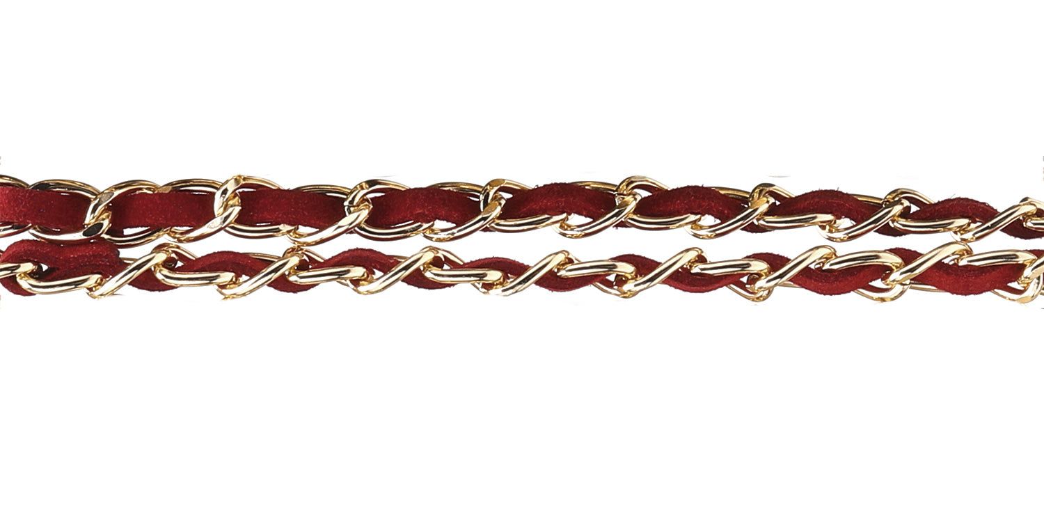 Nahaufnahme einer Brillenkette. Roter Stoff, goldfarbene Kettenglieder. Detailansicht.
