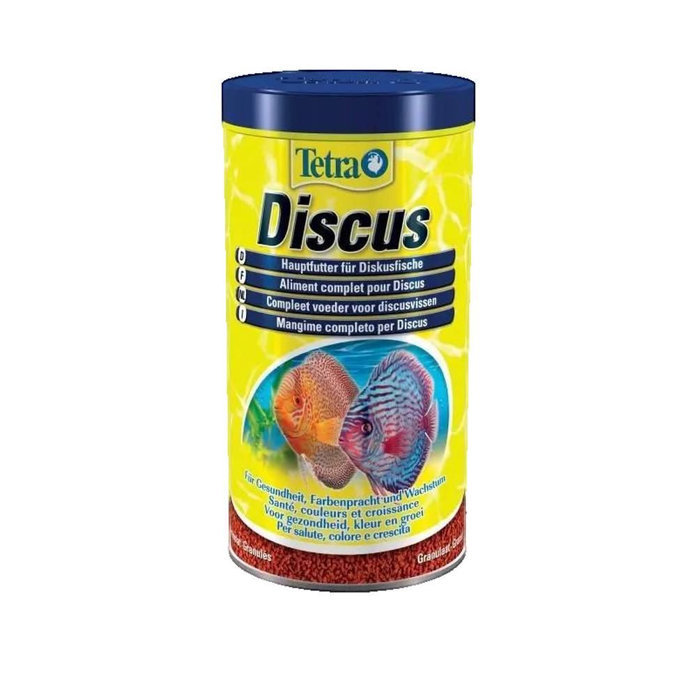 Zylindrische Dose Tetra Discus Fischfutter. Gelber Hintergrund, blauer Deckel. Text: Discus, Hauptfutter für Diskusfische. Abbildung von Diskusfischen.