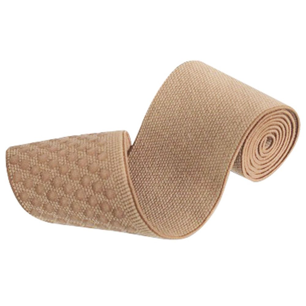 Beige Haftband mit Noppen. Aufgerollt, mit sichtbarer Noppenstruktur. Textilmaterial.