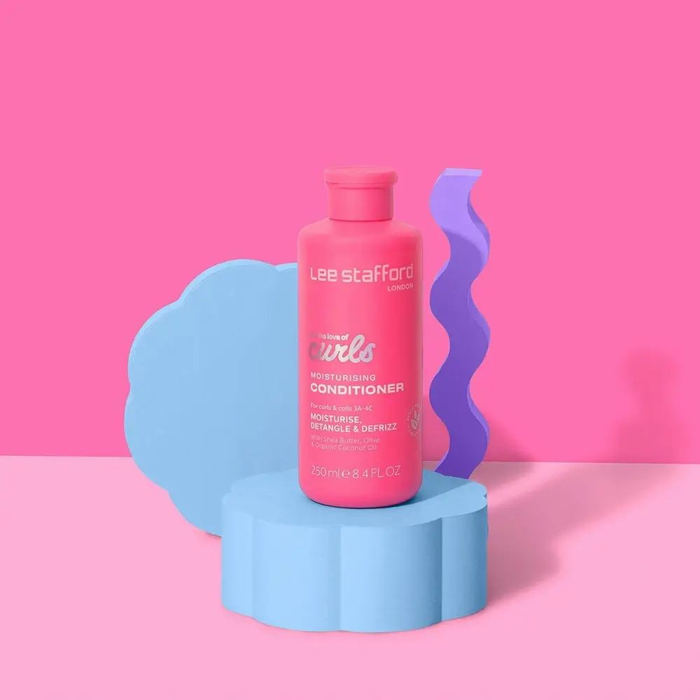 Eine rosa Flasche Lee Stafford Curls Moisturising Conditioner mit 250 ml Inhalt.