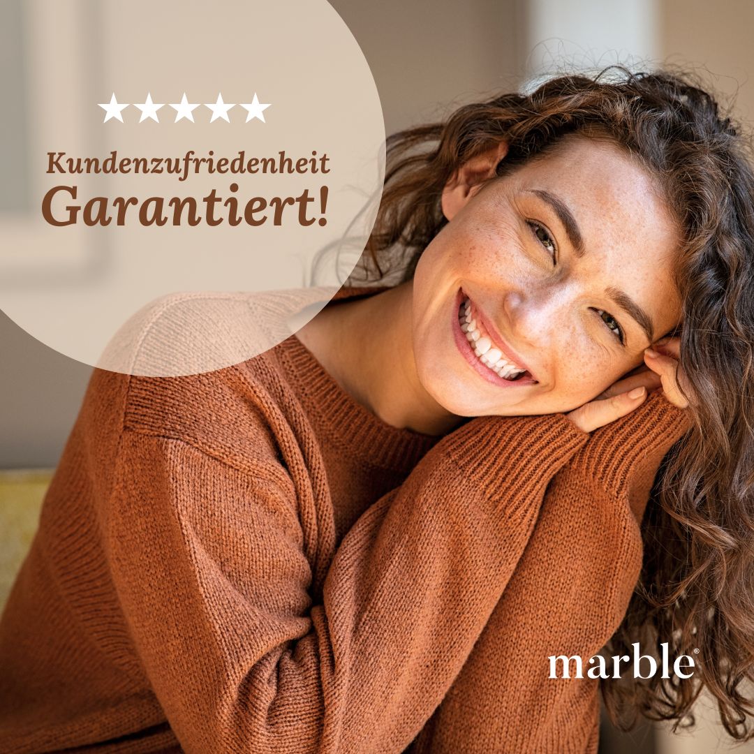 Lächelnde Frau mit braunem Pullover. Text: Kundenzufriedenheit Garantiert! und marble Logo.