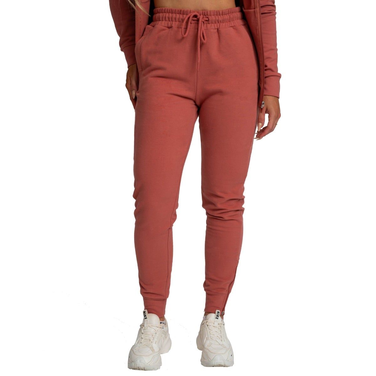 Damen Jogginghose in Zimtfarbe, schmal geschnitten, mit Kordelzug und Taschen.