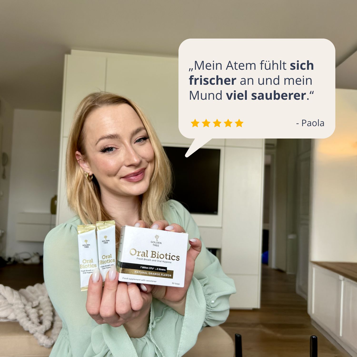Frau hält Golden Tree Oral Biotics und spricht über Frische.