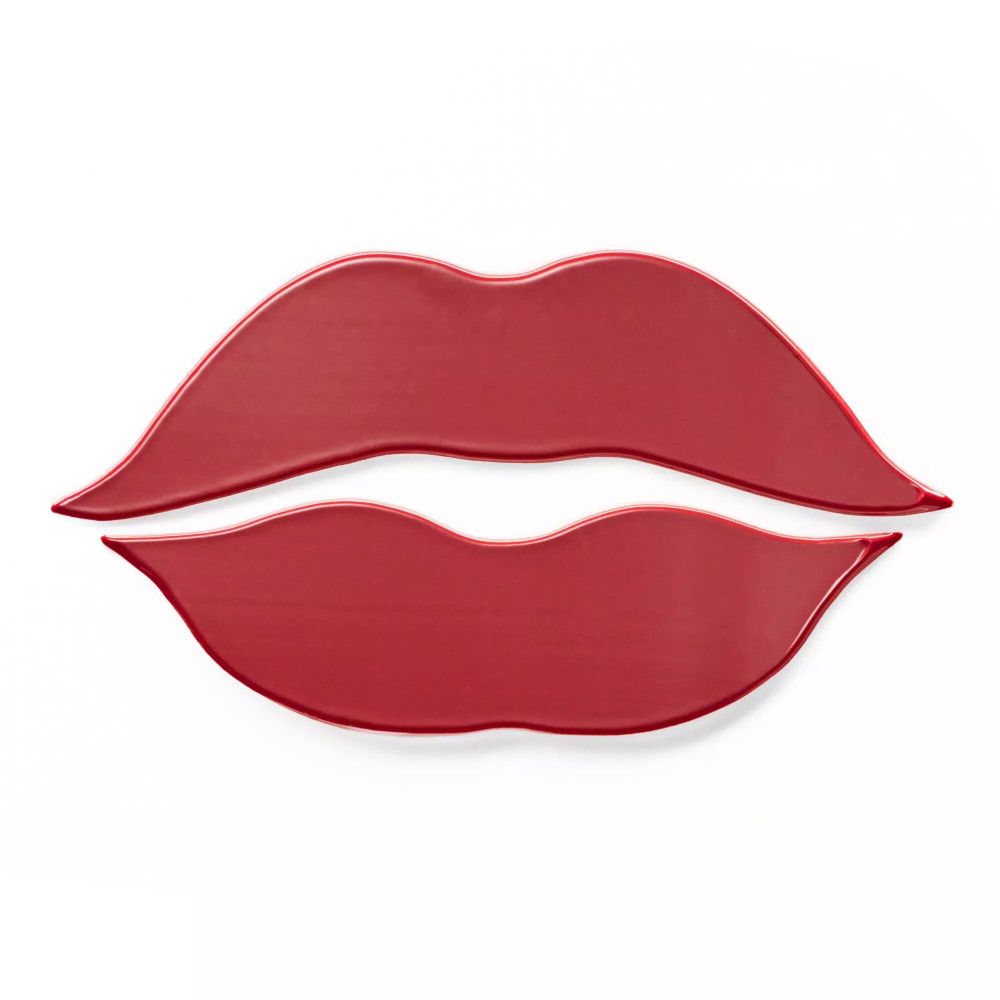 Rote Lippen-Illustration. Zwei separate, glänzende Lippenformen auf weißem Hintergrund.
