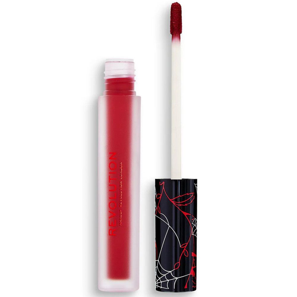 Roter Flüssiglippenstift in einer matten Flasche. Der Applikator ist herausgezogen. Auf der Flasche steht "REVOLUTION".