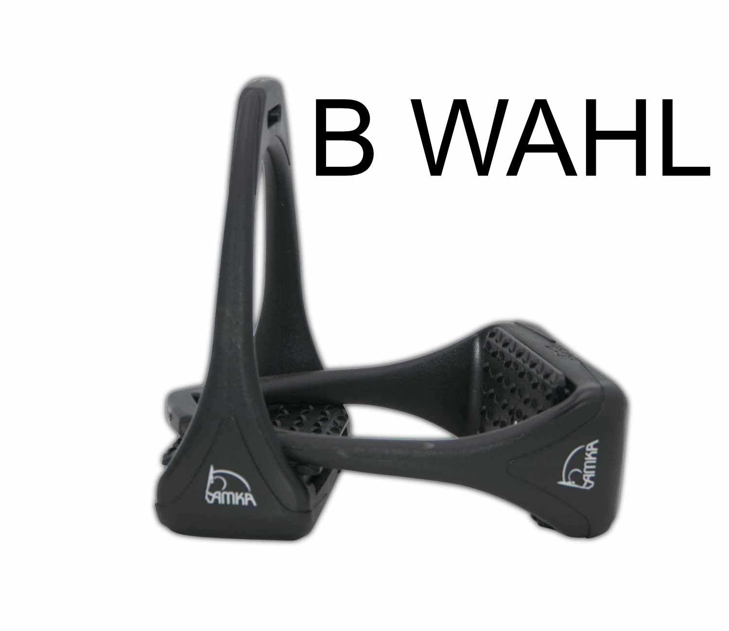Schwarzer Steigbügel aus Kunststoff. AMKA-Logo. B WAHL-Schriftzug. Geformt für den Fuß. Mit Noppen versehen.