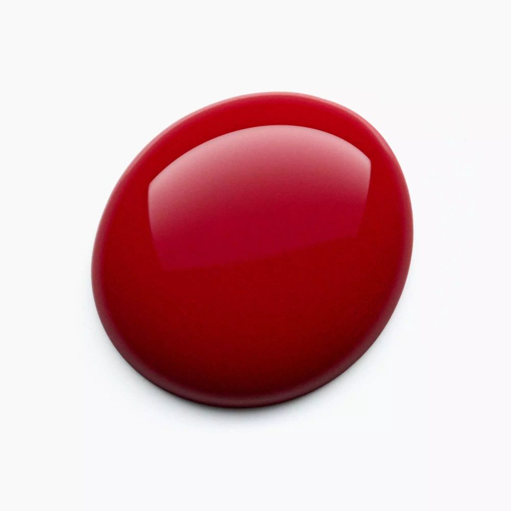Roter Nagellack-Tropfen auf weißem Hintergrund. Glänzende Oberfläche.