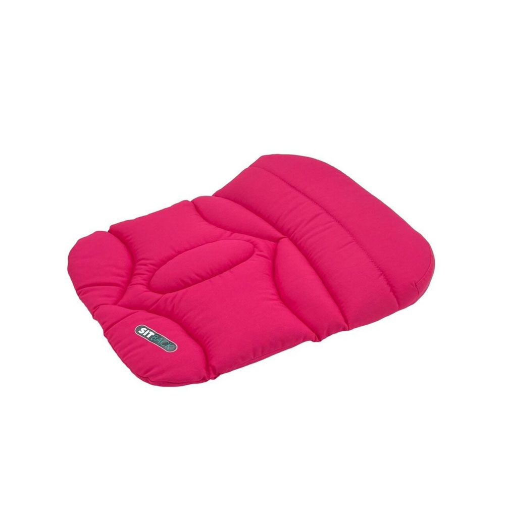 Pinkfarbenes Keilkissen mit gepolsterter Oberfläche. Kleines Logo "SITBACK" sichtbar. Rechteckige Form mit abgerundeten Ecken.