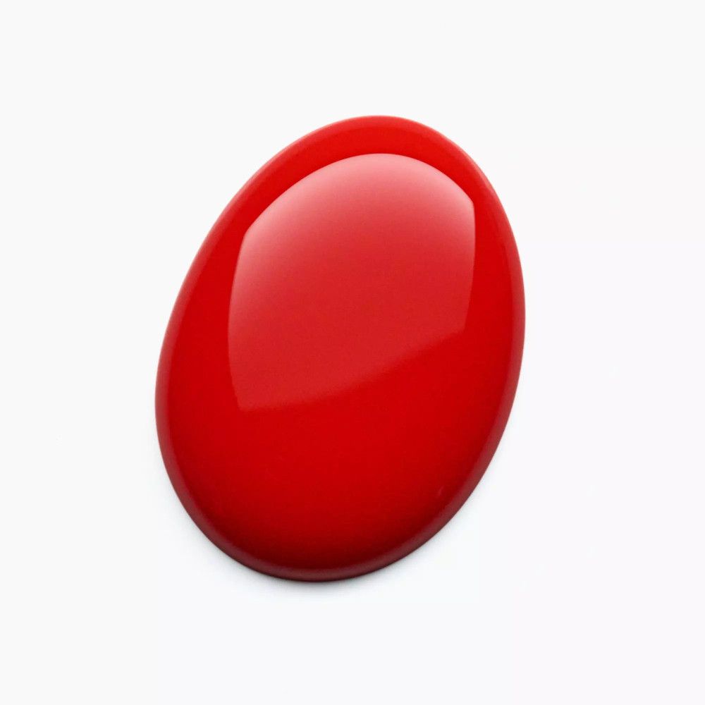 Roter Nagellack-Tropfen auf weißem Hintergrund. Glänzende, ovale Form.