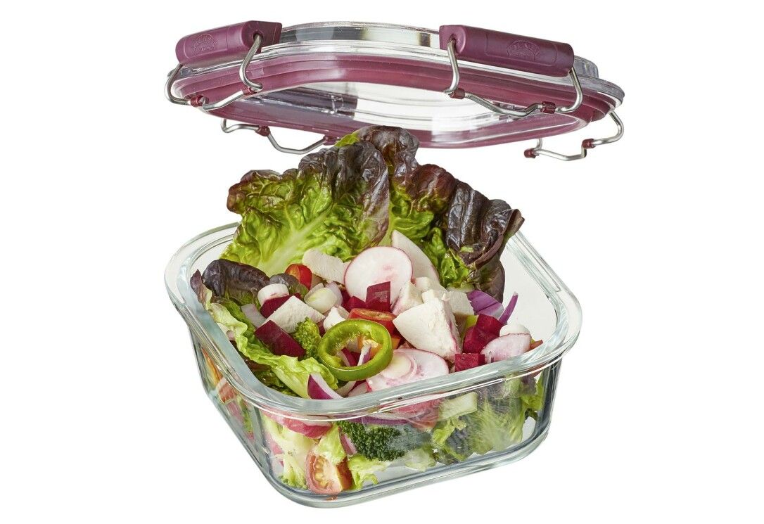 Quadratische Frischhaltedose aus Glas mit Salat. Deckel geöffnet. Lila Verschlüsse.