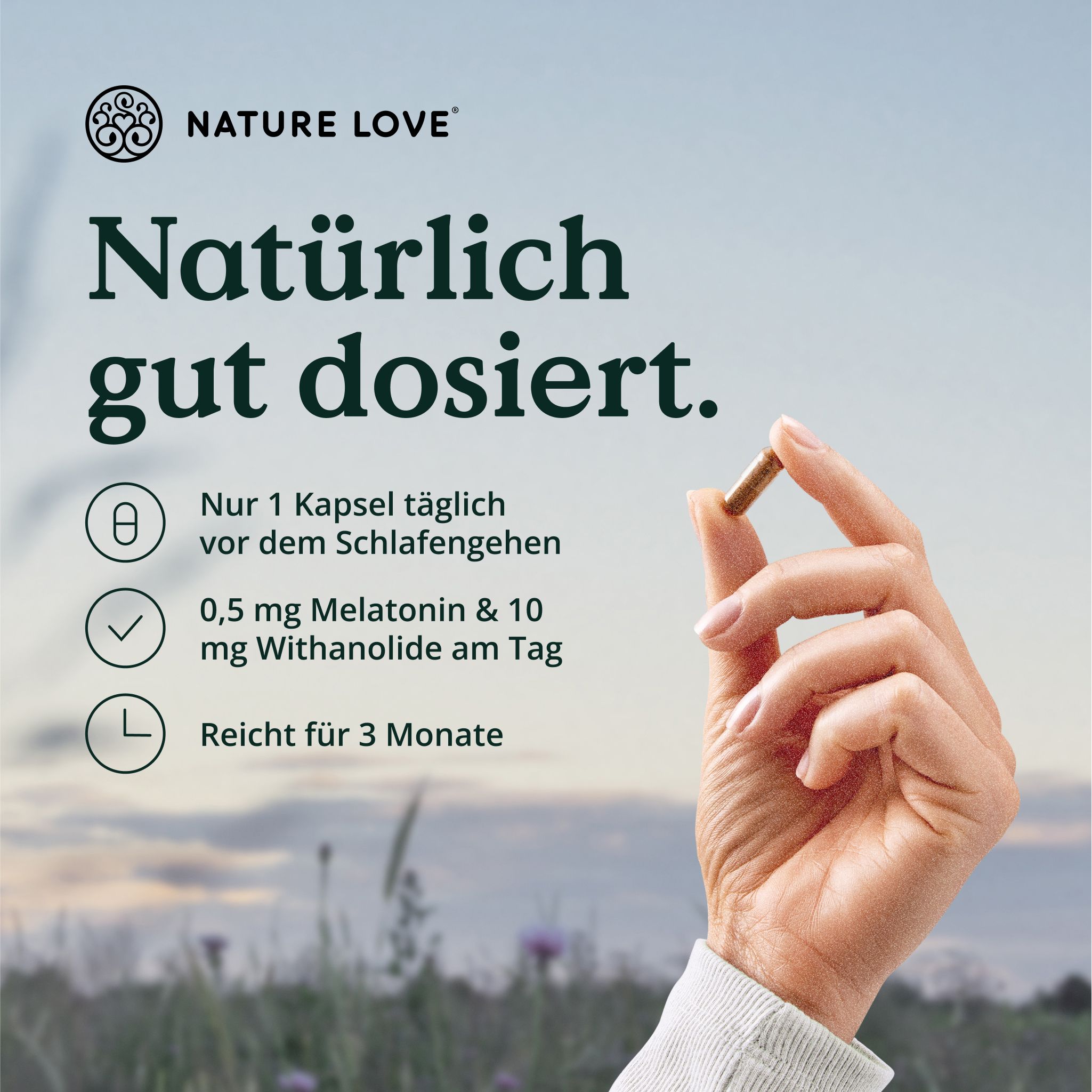 Hand hält eine Kapsel. Text: Nur 1 Kapsel täglich. 0,5 mg Melatonin & 10 mg Withanolide. Reicht für 3 Monate. Marke: NATURE LOVE®.
