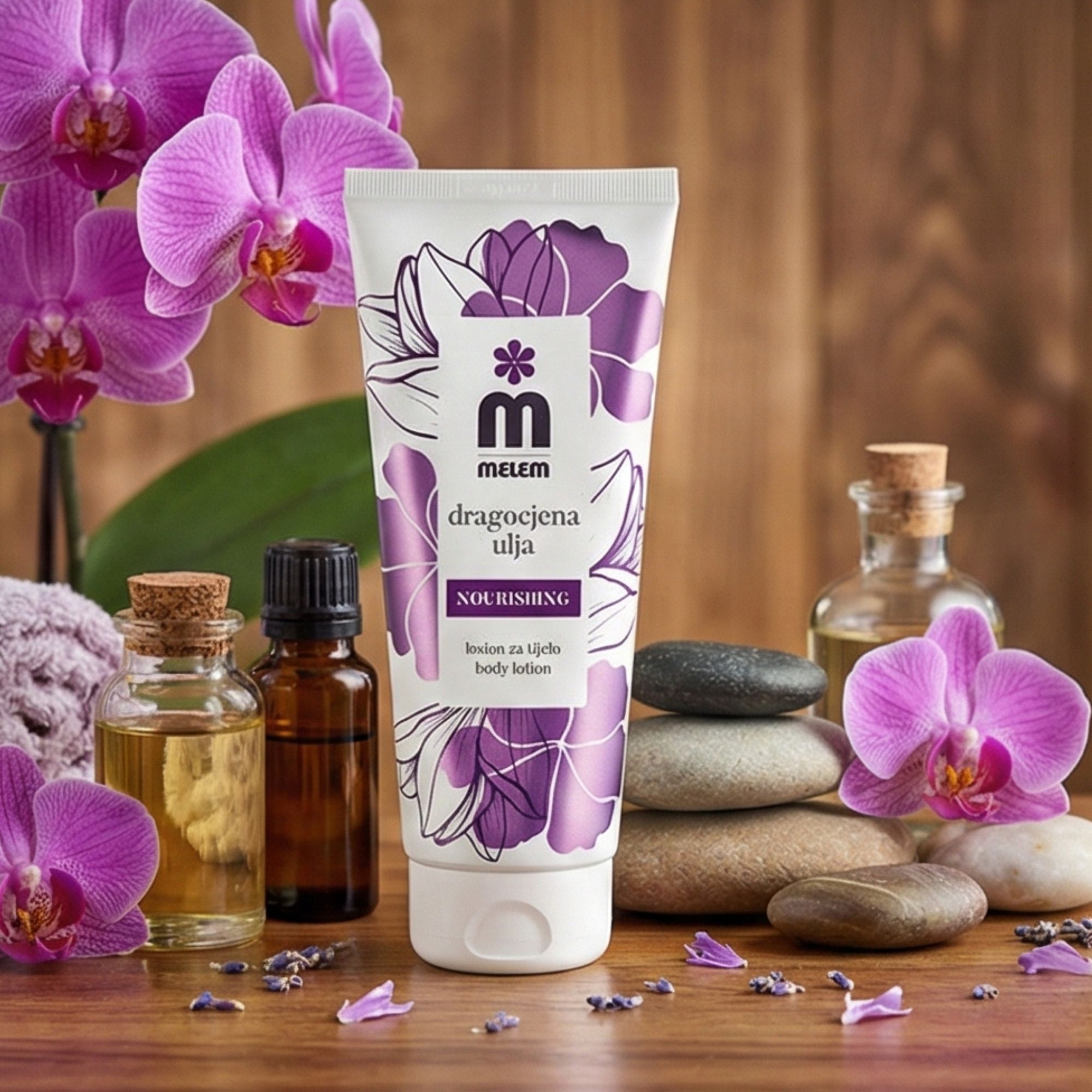 Weiße Tube mit lila floralem Design. Aufschrift: Melem, dragocjena ulja, Nourishing body lotion. Flaschen und Orchideen im Hintergrund.