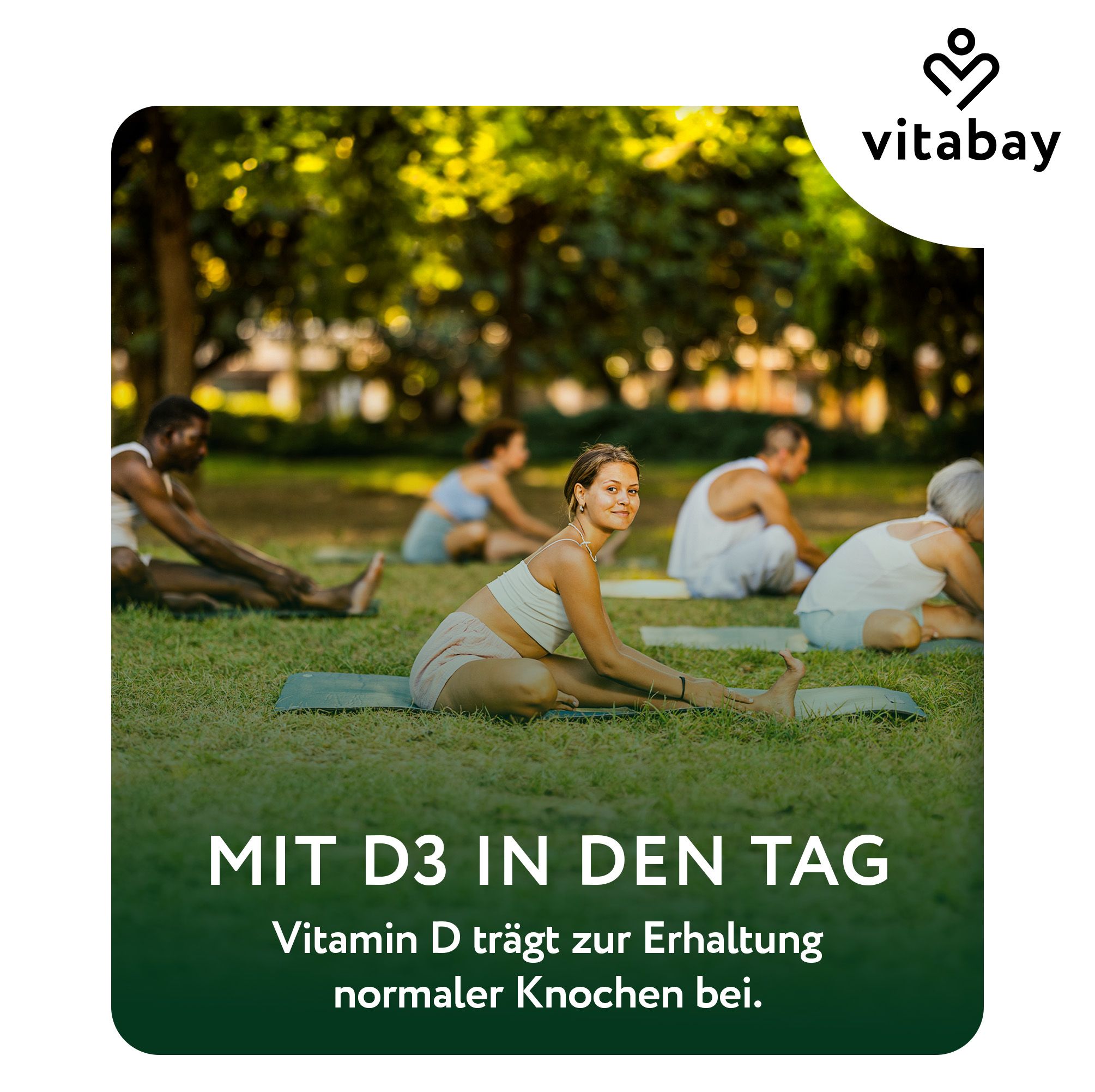 Menschen machen Yoga im Park. Vitabay Vitamin D3 für normale Knochen. Mit D3 in den Tag.