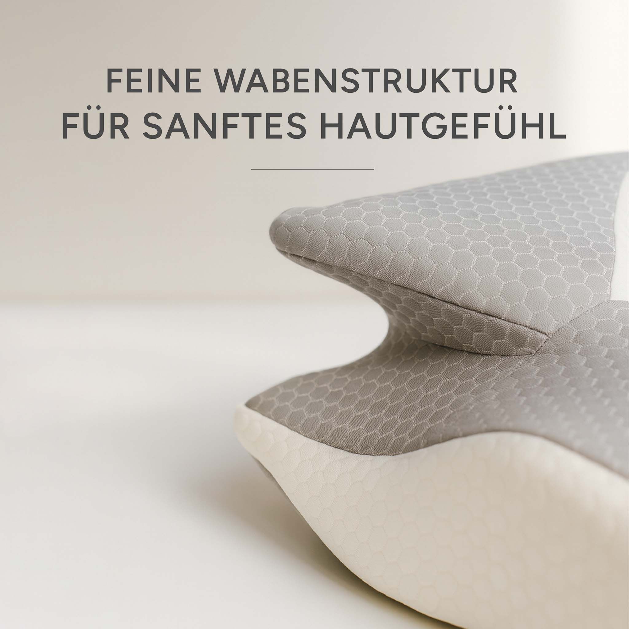 Nahaufnahme des orthopädischen Nackenkissens. Graue Oberfläche mit Wabenstruktur. Weiße Kanten.
