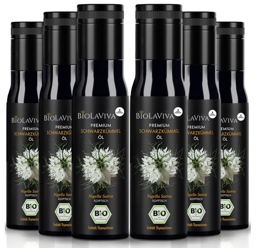 Mehrere Flaschen BIOLAVIVA Premium Schwarzkümmelöl. Schwarze Flaschen mit schwarzem Deckel. BIO-Siegel.