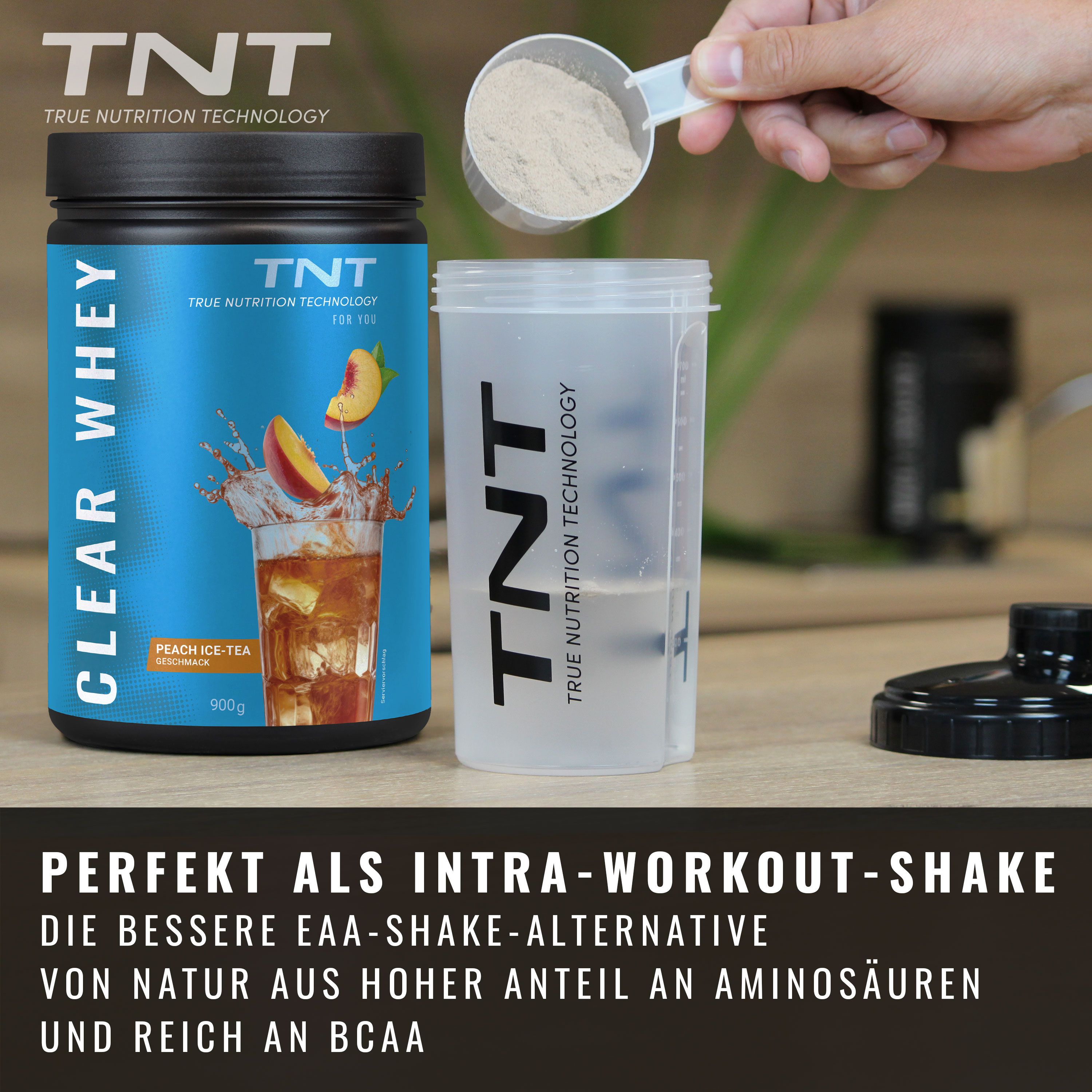 Behälter mit Pulver und Shaker mit TNT-Logo. Aufdruck: Peach Ice Tea. Dose TNT CLEAR WHEY.